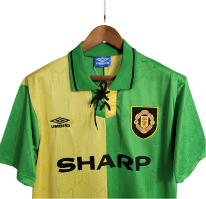 https://cdn.shopify.com/s/files/1/0826/7228/8075/files/19921994-manchester-united-sharp-green-yellow-third-retro-kit-classickits433-398454.webp?v=1741199190