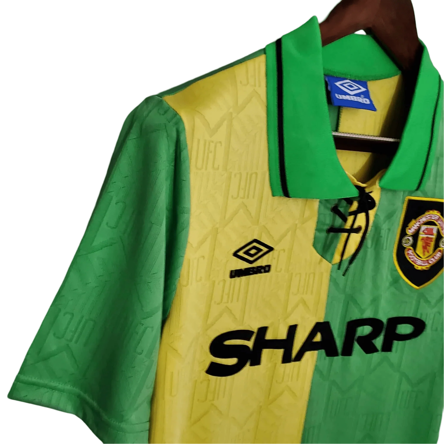 https://cdn.shopify.com/s/files/1/0826/7228/8075/files/19921994-manchester-united-sharp-green-yellow-third-retro-kit-classickits433-657607.webp?v=1741199193