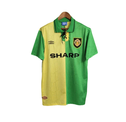 https://cdn.shopify.com/s/files/1/0826/7228/8075/files/19921994-manchester-united-sharp-green-yellow-third-retro-kit-classickits433-821963.webp?v=1741199190