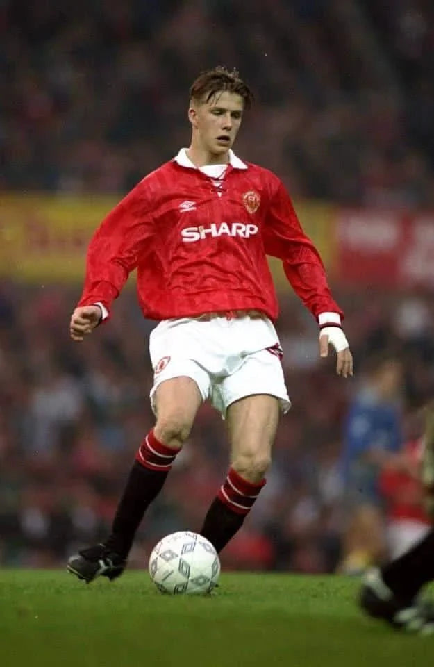 https://cdn.shopify.com/s/files/1/0826/7228/8075/files/19921994-manchester-united-sharp-home-retro-kit-classickits433-220401.webp?v=1741199183