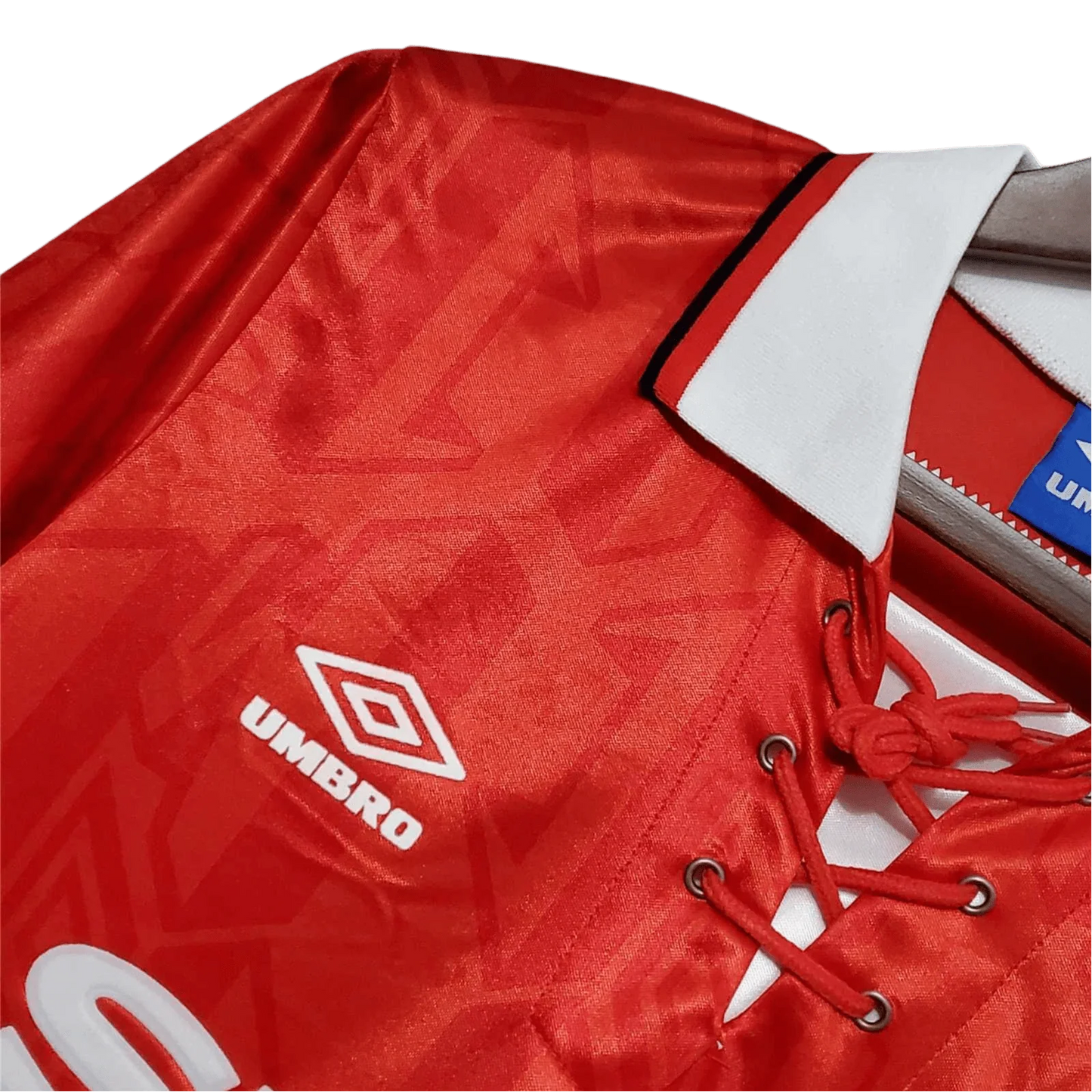 https://cdn.shopify.com/s/files/1/0826/7228/8075/files/19921994-manchester-united-sharp-home-retro-kit-classickits433-263023.webp?v=1741199186