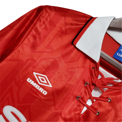https://cdn.shopify.com/s/files/1/0826/7228/8075/files/19921994-manchester-united-sharp-home-retro-kit-classickits433-263023.webp?v=1741199186