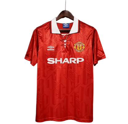 https://cdn.shopify.com/s/files/1/0826/7228/8075/files/19921994-manchester-united-sharp-home-retro-kit-classickits433-275410.webp?v=1741199184