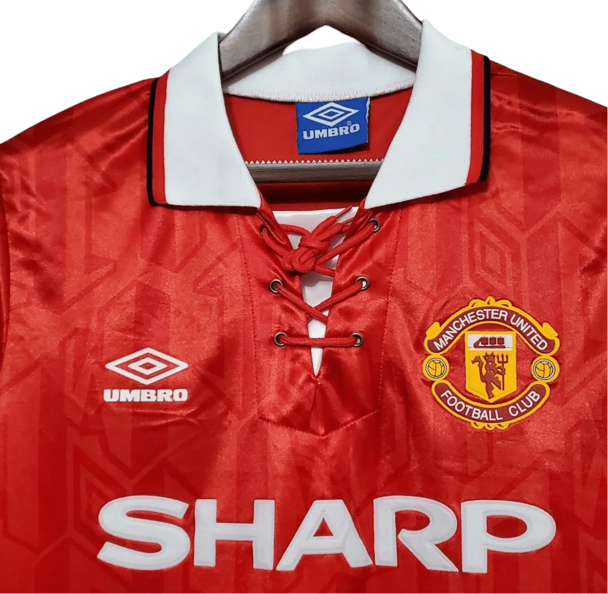 https://cdn.shopify.com/s/files/1/0826/7228/8075/files/19921994-manchester-united-sharp-home-retro-kit-classickits433-502980.webp?v=1741199184