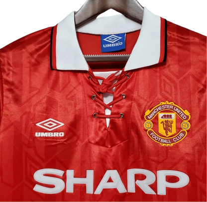 https://cdn.shopify.com/s/files/1/0826/7228/8075/files/19921994-manchester-united-sharp-home-retro-kit-classickits433-502980.webp?v=1741199184