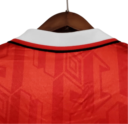 https://cdn.shopify.com/s/files/1/0826/7228/8075/files/19921994-manchester-united-sharp-home-retro-kit-classickits433-795103.webp?v=1741199183