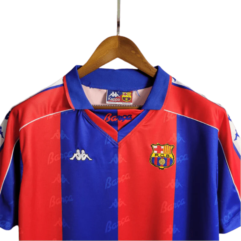 https://cdn.shopify.com/s/files/1/0826/7228/8075/files/19921995-fc-barcelona-home-retro-kit-classickits433-339779.webp?v=1741199047
