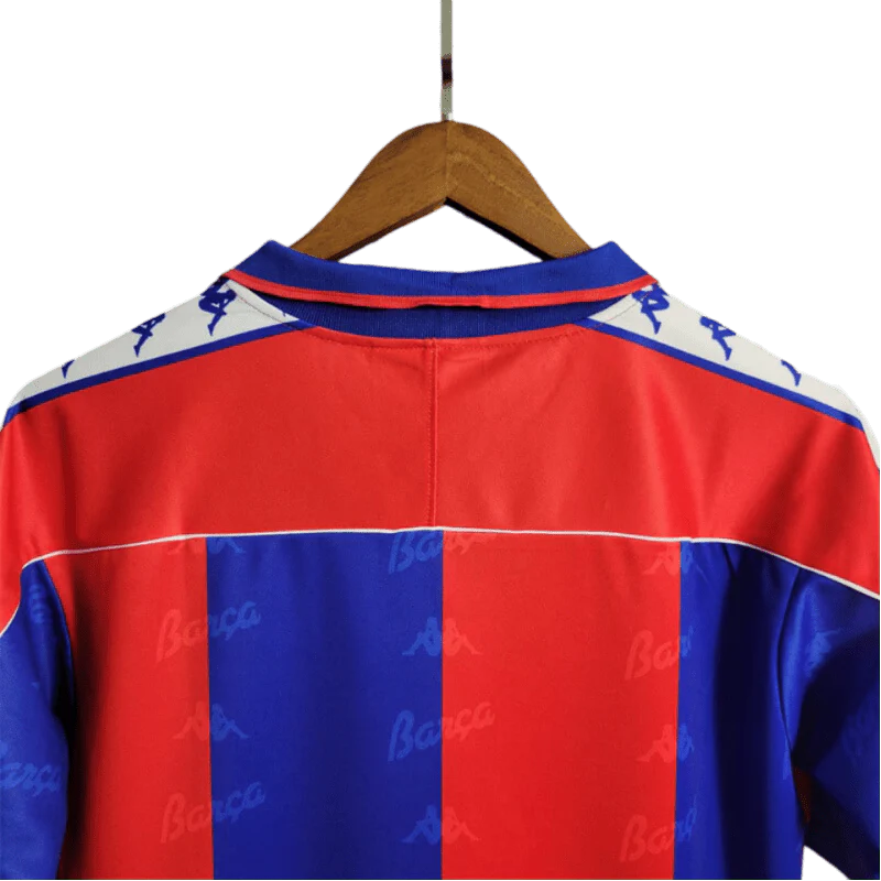https://cdn.shopify.com/s/files/1/0826/7228/8075/files/19921995-fc-barcelona-home-retro-kit-classickits433-509061.webp?v=1741199047