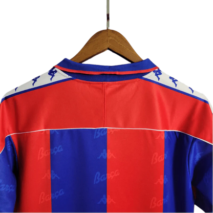 https://cdn.shopify.com/s/files/1/0826/7228/8075/files/19921995-fc-barcelona-home-retro-kit-classickits433-509061.webp?v=1741199047