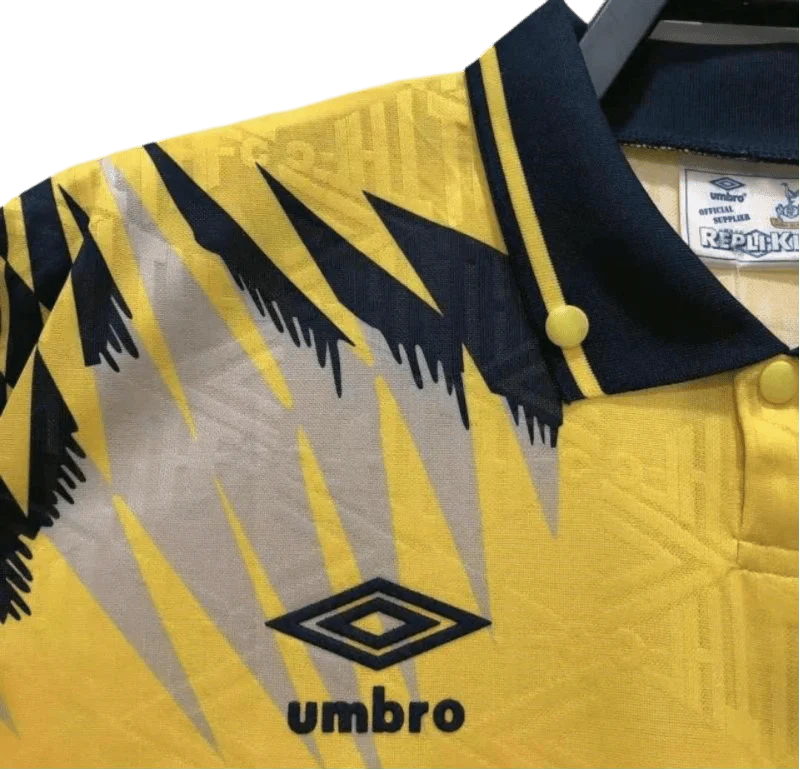 https://cdn.shopify.com/s/files/1/0826/7228/8075/files/19921995-tottenham-hotspur-holsten-yellow-away-retro-kit-classickits433-227032.webp?v=1741199150