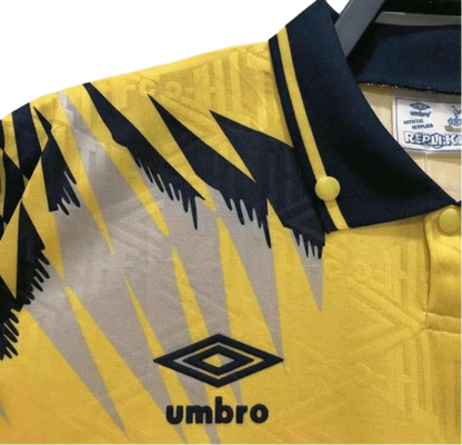 https://cdn.shopify.com/s/files/1/0826/7228/8075/files/19921995-tottenham-hotspur-holsten-yellow-away-retro-kit-classickits433-227032.webp?v=1741199150