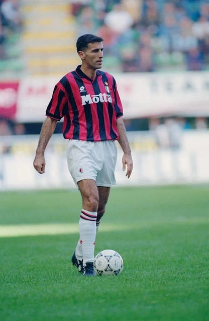https://cdn.shopify.com/s/files/1/0826/7228/8075/files/19931994-ac-milan-lotto-motta-home-retro-kit-classickits433-500729.webp?v=1741198898