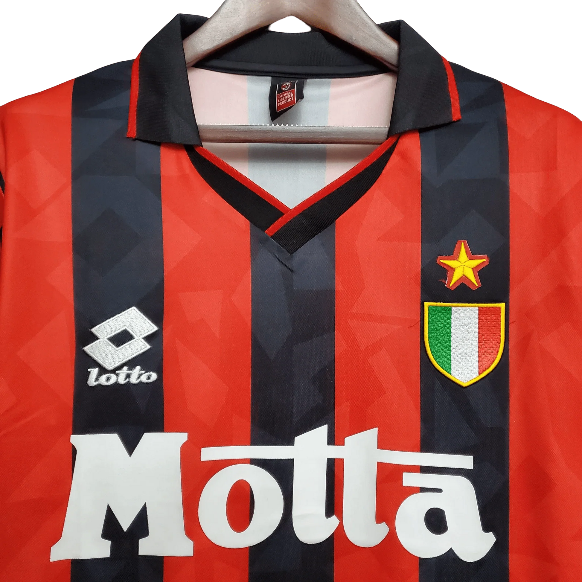 https://cdn.shopify.com/s/files/1/0826/7228/8075/files/19931994-ac-milan-lotto-motta-home-retro-kit-classickits433-644030.webp?v=1741198901