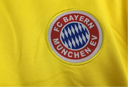 https://cdn.shopify.com/s/files/1/0826/7228/8075/files/19931994-bayern-munich-opel-away-retro-kit-classickits433-661772.webp?v=1741197742