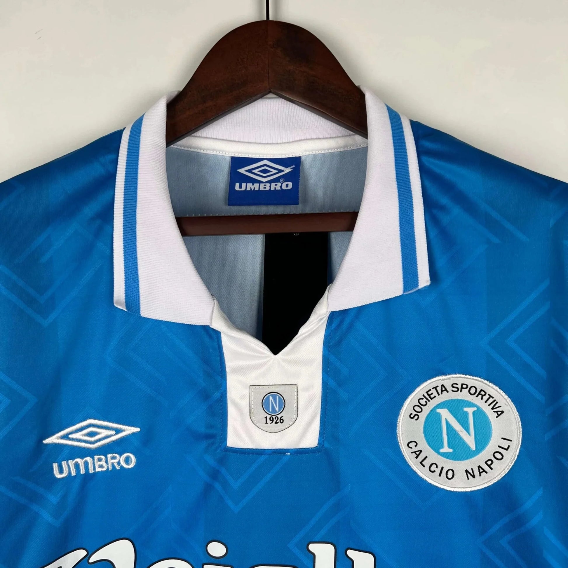 https://cdn.shopify.com/s/files/1/0826/7228/8075/files/19931994-napoli-maradona-shirt-voiello-home-retro-kit-173265.webp?v=1741198900