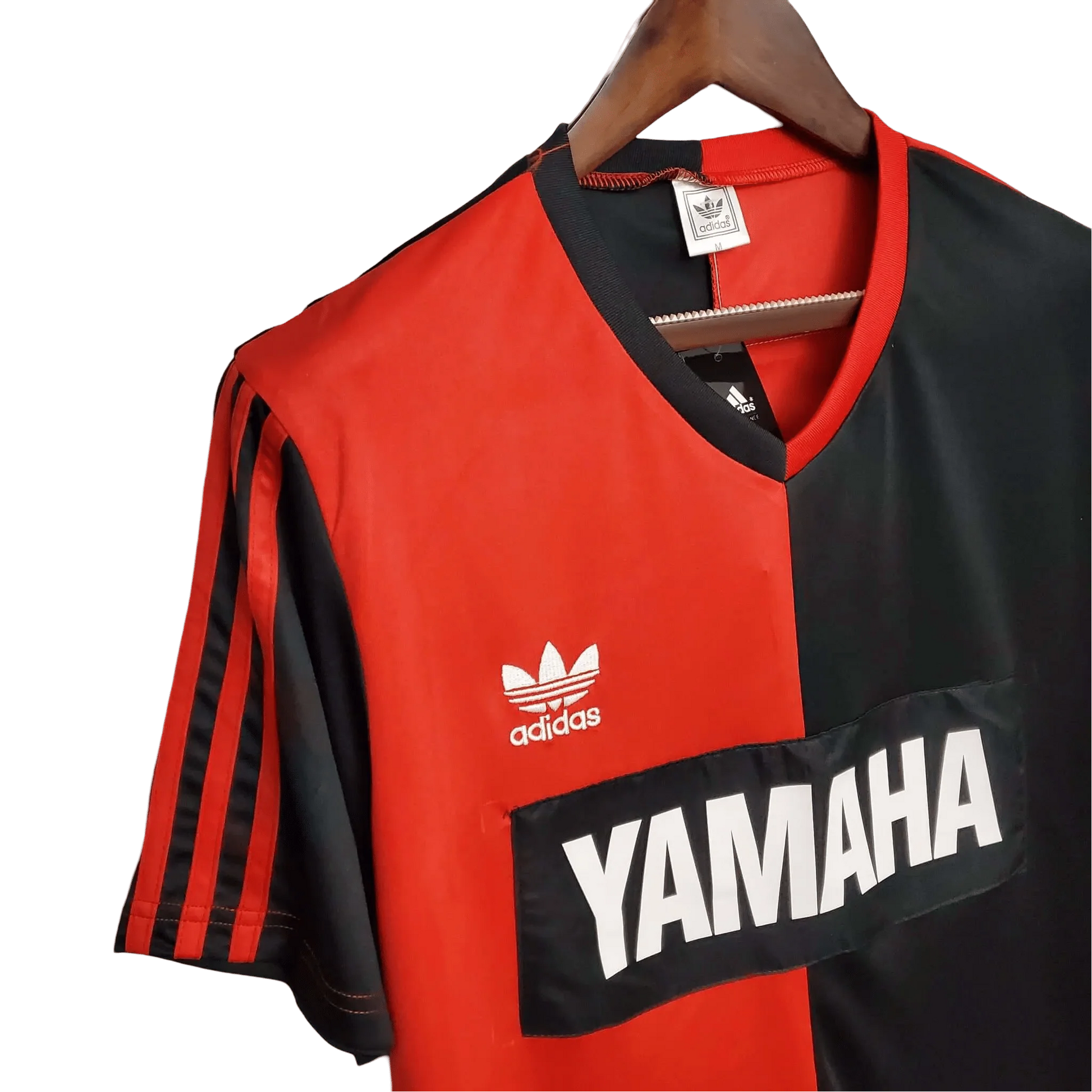 https://cdn.shopify.com/s/files/1/0826/7228/8075/files/19931994-newells-old-boys-yamaha-fan-version-home-retro-jersey-369655.webp?v=1741197183