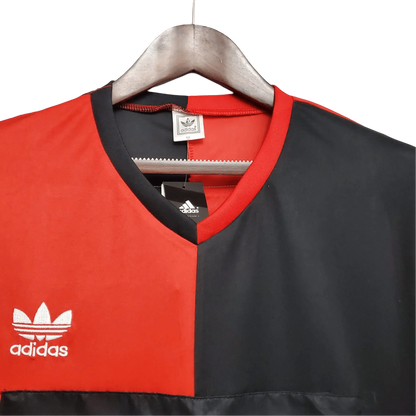 https://cdn.shopify.com/s/files/1/0826/7228/8075/files/19931994-newells-old-boys-yamaha-fan-version-home-retro-jersey-523564.webp?v=1741197180