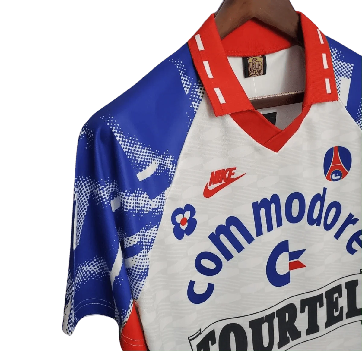 https://cdn.shopify.com/s/files/1/0826/7228/8075/files/19931994-paris-saint-germain-commodore-away-white-retro-485021.webp?v=1741199393