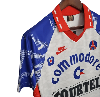 https://cdn.shopify.com/s/files/1/0826/7228/8075/files/19931994-paris-saint-germain-commodore-away-white-retro-485021.webp?v=1741199393