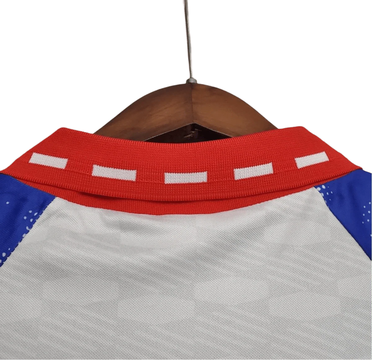 https://cdn.shopify.com/s/files/1/0826/7228/8075/files/19931994-paris-saint-germain-commodore-away-white-retro-981601.webp?v=1741199395