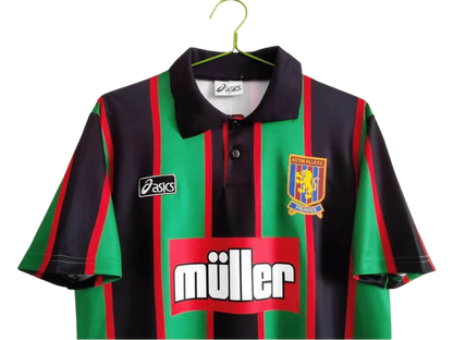 https://cdn.shopify.com/s/files/1/0826/7228/8075/files/19931995-aston-villa-muller-green-black-away-retro-kit-classickits433-305599.webp?v=1741199252