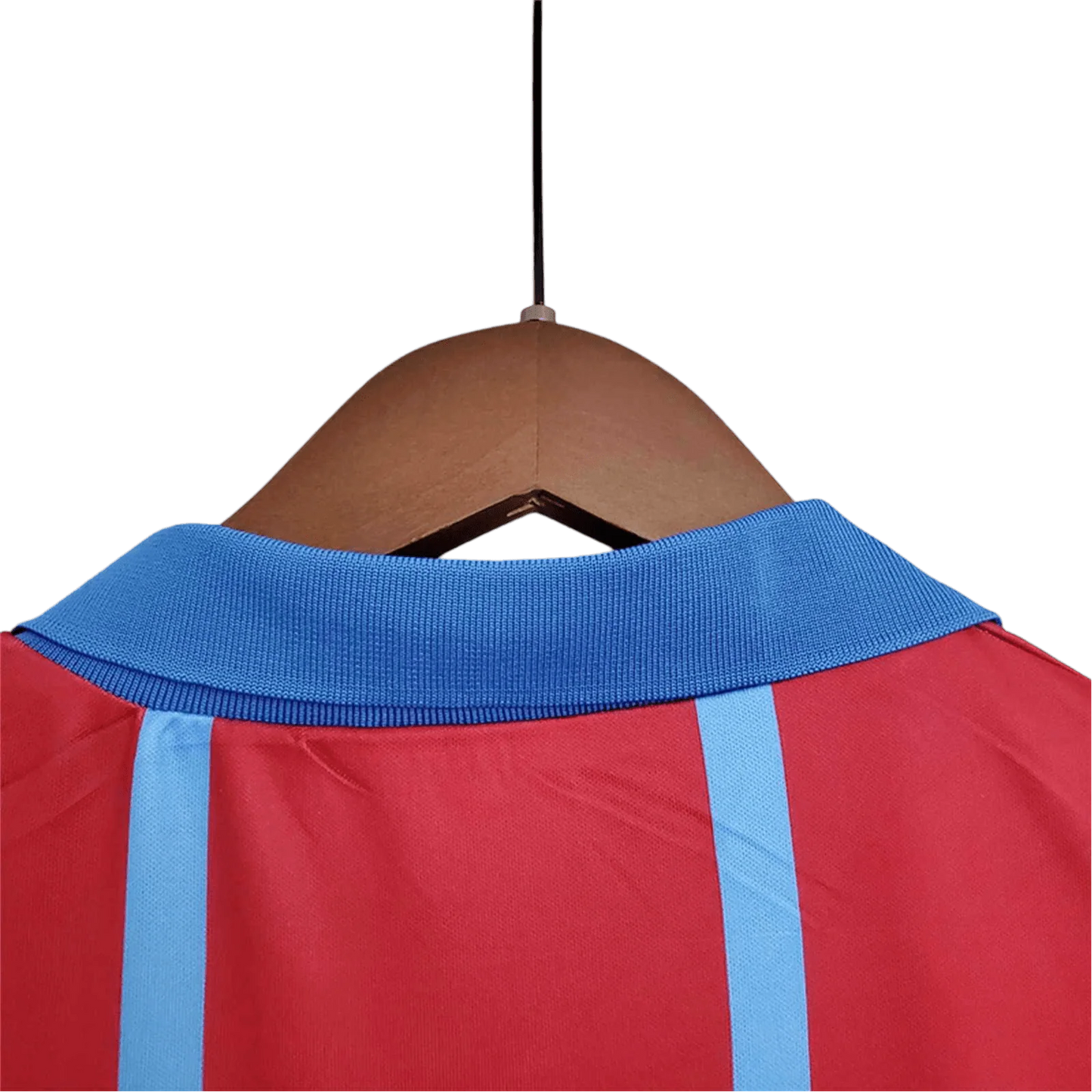 https://cdn.shopify.com/s/files/1/0826/7228/8075/files/19931995-aston-villa-muller-home-retro-kit-classickits433-321049.webp?v=1741199262