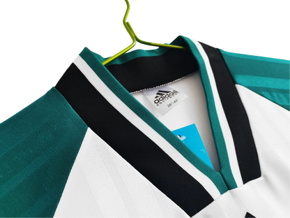 https://cdn.shopify.com/s/files/1/0826/7228/8075/files/19931995-liverpool-carlsberg-away-retro-kit-classickits433-167012.webp?v=1741199196