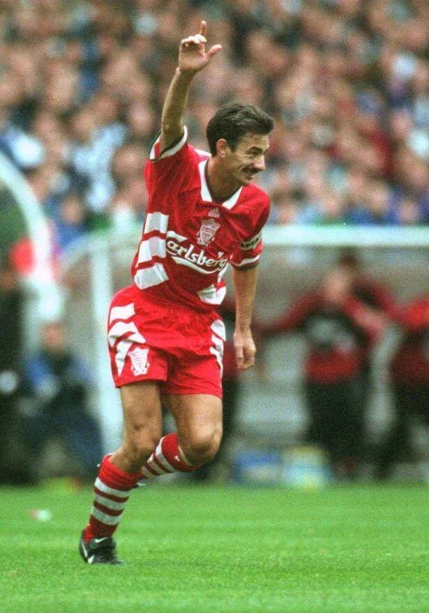 https://cdn.shopify.com/s/files/1/0826/7228/8075/files/19931995-liverpool-carlsberg-home-retro-kit-classickits433-905182.webp?v=1741199262