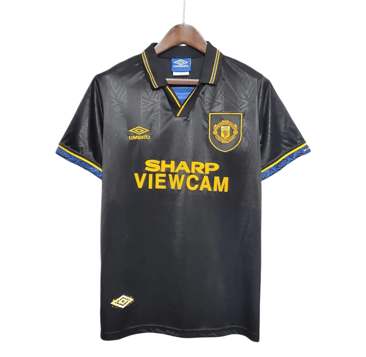 https://cdn.shopify.com/s/files/1/0826/7228/8075/files/19931995-manchester-united-sharp-viewcam-black-away-retro-kit-classickits433-560558.webp?v=1741199180