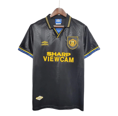https://cdn.shopify.com/s/files/1/0826/7228/8075/files/19931995-manchester-united-sharp-viewcam-black-away-retro-kit-classickits433-560558.webp?v=1741199180
