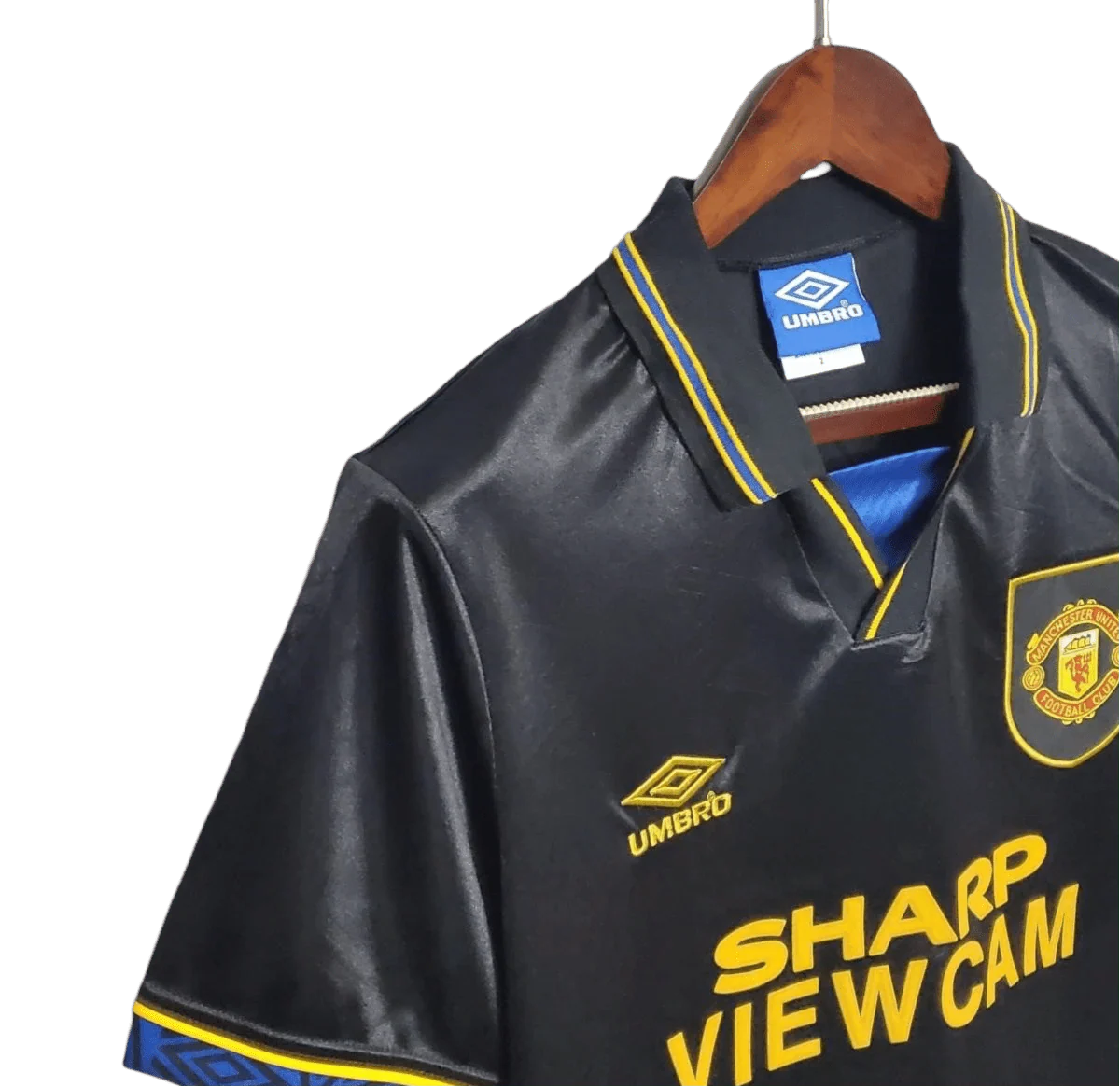 https://cdn.shopify.com/s/files/1/0826/7228/8075/files/19931995-manchester-united-sharp-viewcam-black-away-retro-kit-classickits433-693064.webp?v=1741199180
