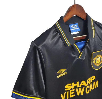 https://cdn.shopify.com/s/files/1/0826/7228/8075/files/19931995-manchester-united-sharp-viewcam-black-away-retro-kit-classickits433-693064.webp?v=1741199180
