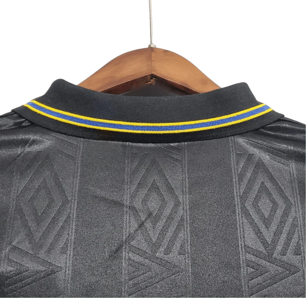 https://cdn.shopify.com/s/files/1/0826/7228/8075/files/19931995-manchester-united-sharp-viewcam-black-away-retro-kit-classickits433-847987.webp?v=1741199181