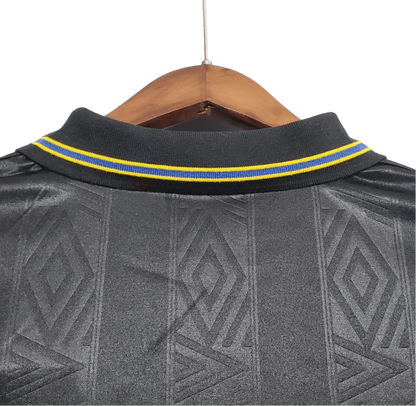 https://cdn.shopify.com/s/files/1/0826/7228/8075/files/19931995-manchester-united-sharp-viewcam-black-away-retro-kit-classickits433-847987.webp?v=1741199181
