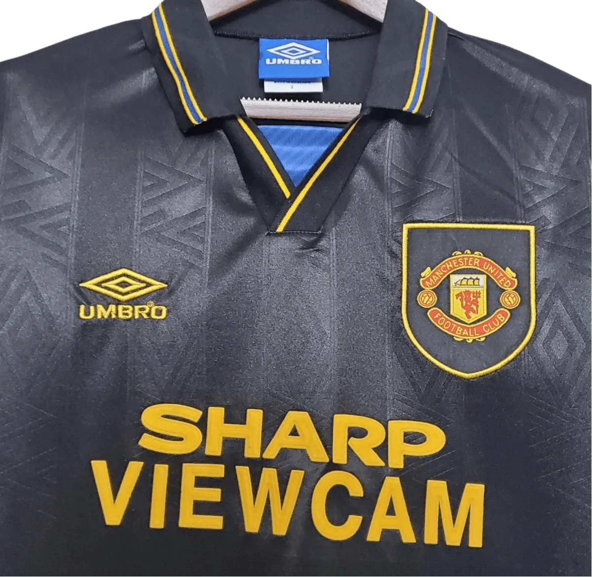 https://cdn.shopify.com/s/files/1/0826/7228/8075/files/19931995-manchester-united-sharp-viewcam-black-away-retro-kit-classickits433-988816.webp?v=1741199180