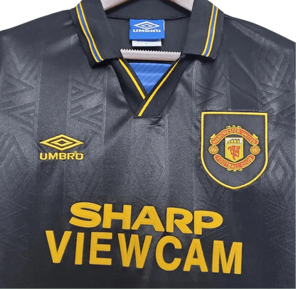 https://cdn.shopify.com/s/files/1/0826/7228/8075/files/19931995-manchester-united-sharp-viewcam-black-away-retro-kit-classickits433-988816.webp?v=1741199180