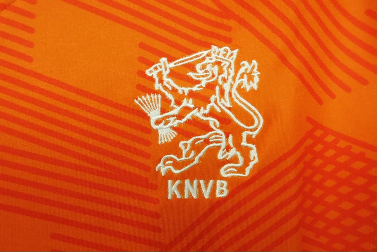 https://cdn.shopify.com/s/files/1/0826/7228/8075/files/1994-netherlands-home-retro-kit-229644.webp?v=1741196963