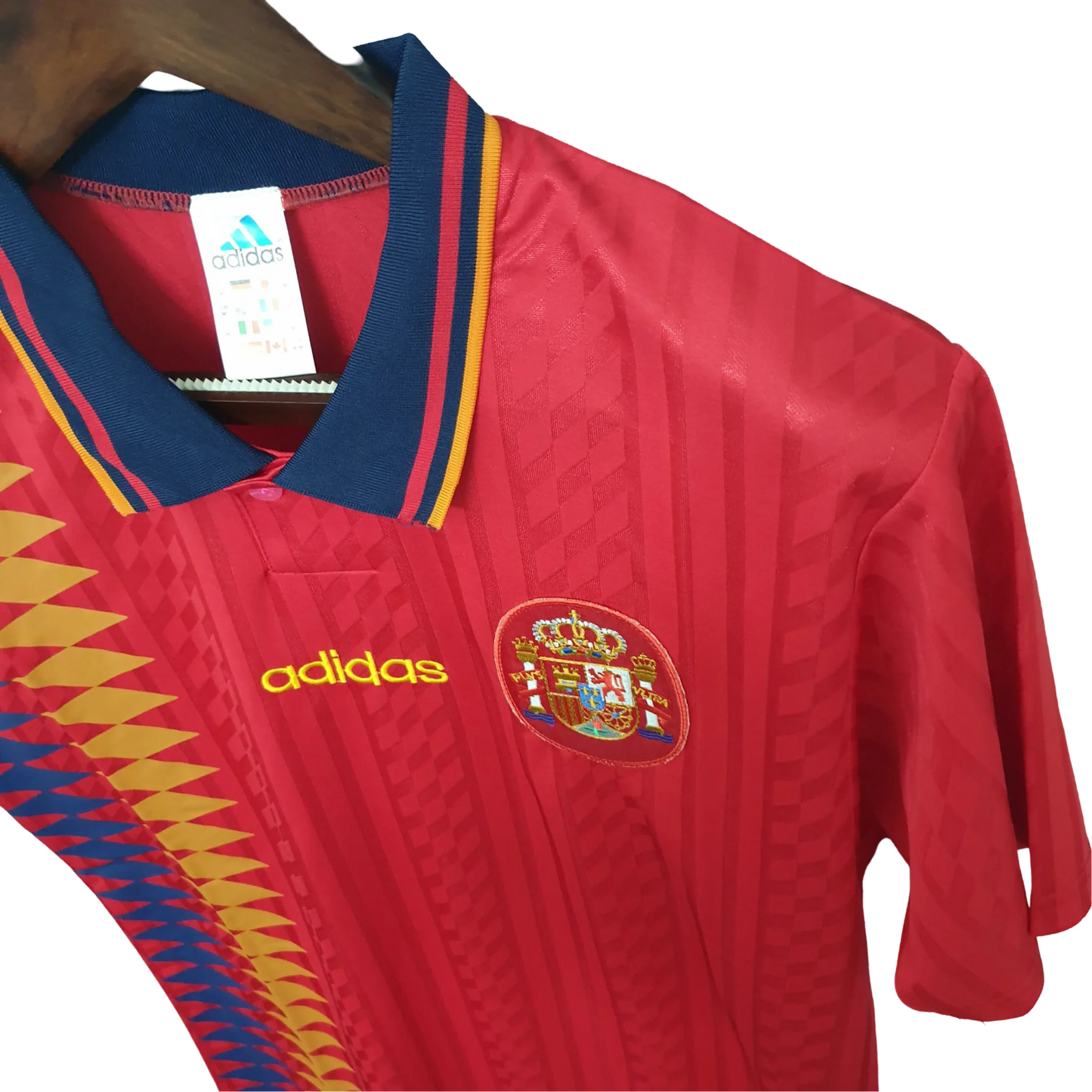 https://cdn.shopify.com/s/files/1/0826/7228/8075/files/1994-spain-world-cup-home-retro-kit-classickits433-344479.webp?v=1741198774
