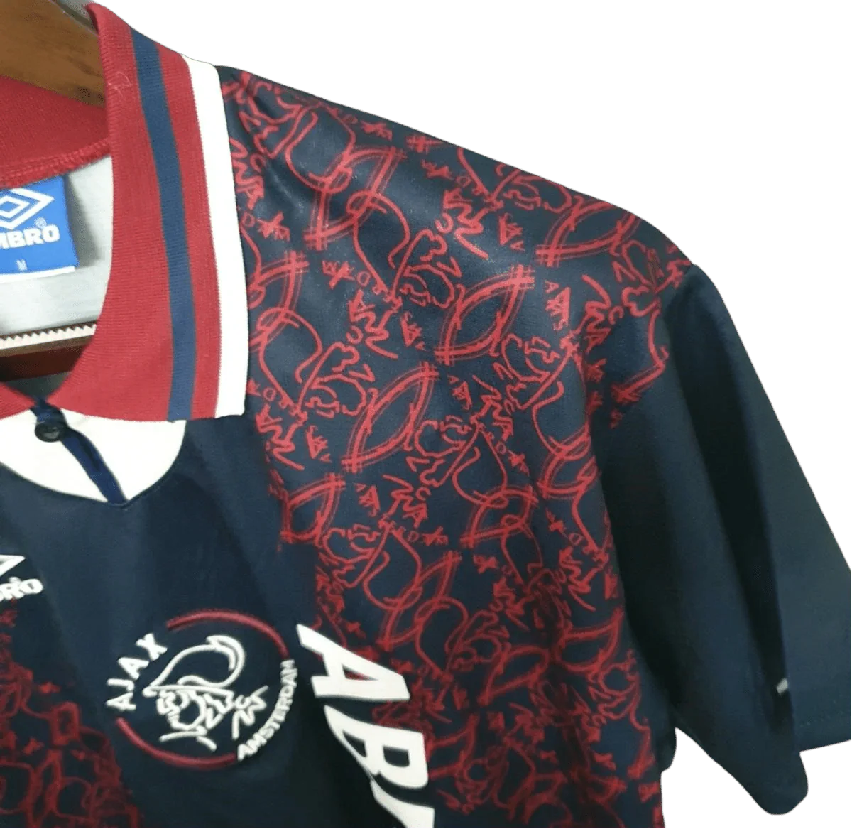 https://cdn.shopify.com/s/files/1/0826/7228/8075/files/19941995-ajax-abn-amro-away-retro-kit-classickits433-137205.webp?v=1741199358