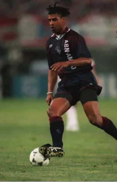 https://cdn.shopify.com/s/files/1/0826/7228/8075/files/19941995-ajax-abn-amro-away-retro-kit-classickits433-265896.webp?v=1741199356