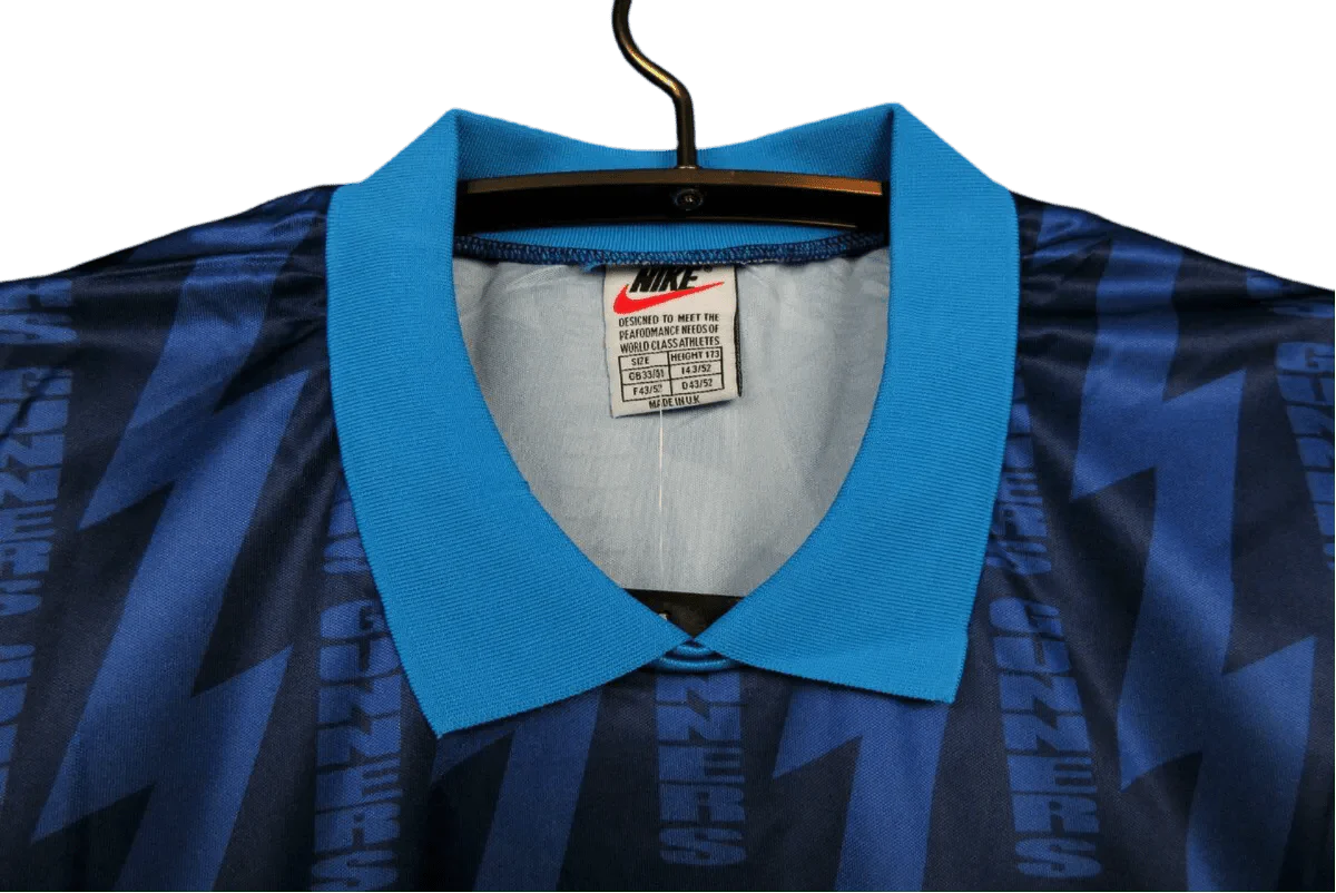 https://cdn.shopify.com/s/files/1/0826/7228/8075/files/19941995-arsenal-jvc-blue-away-retro-kit-classickits433-570386.webp?v=1741198353