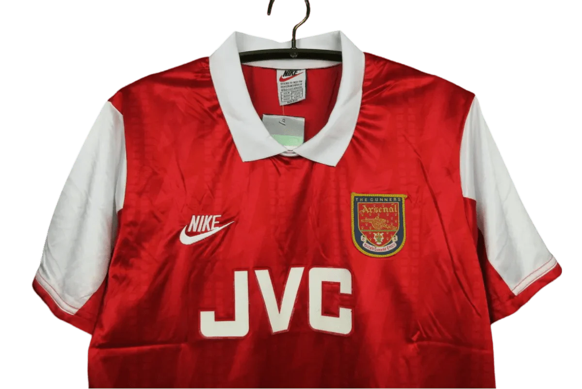https://cdn.shopify.com/s/files/1/0826/7228/8075/files/19941995-arsenal-jvc-home-retro-kit-classickits433-481948.webp?v=1741198342