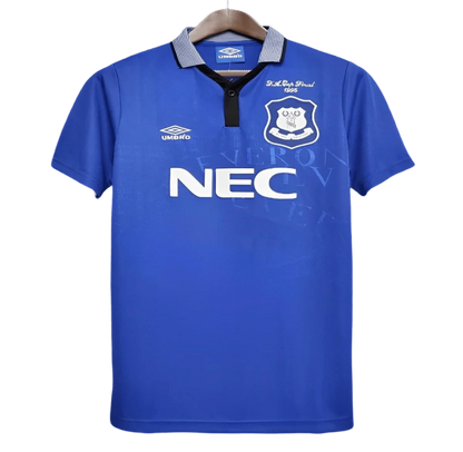 https://cdn.shopify.com/s/files/1/0826/7228/8075/files/19941995-everton-nec-home-retro-kit-fa-cup-final-classickits433-245869.webp?v=1741199259