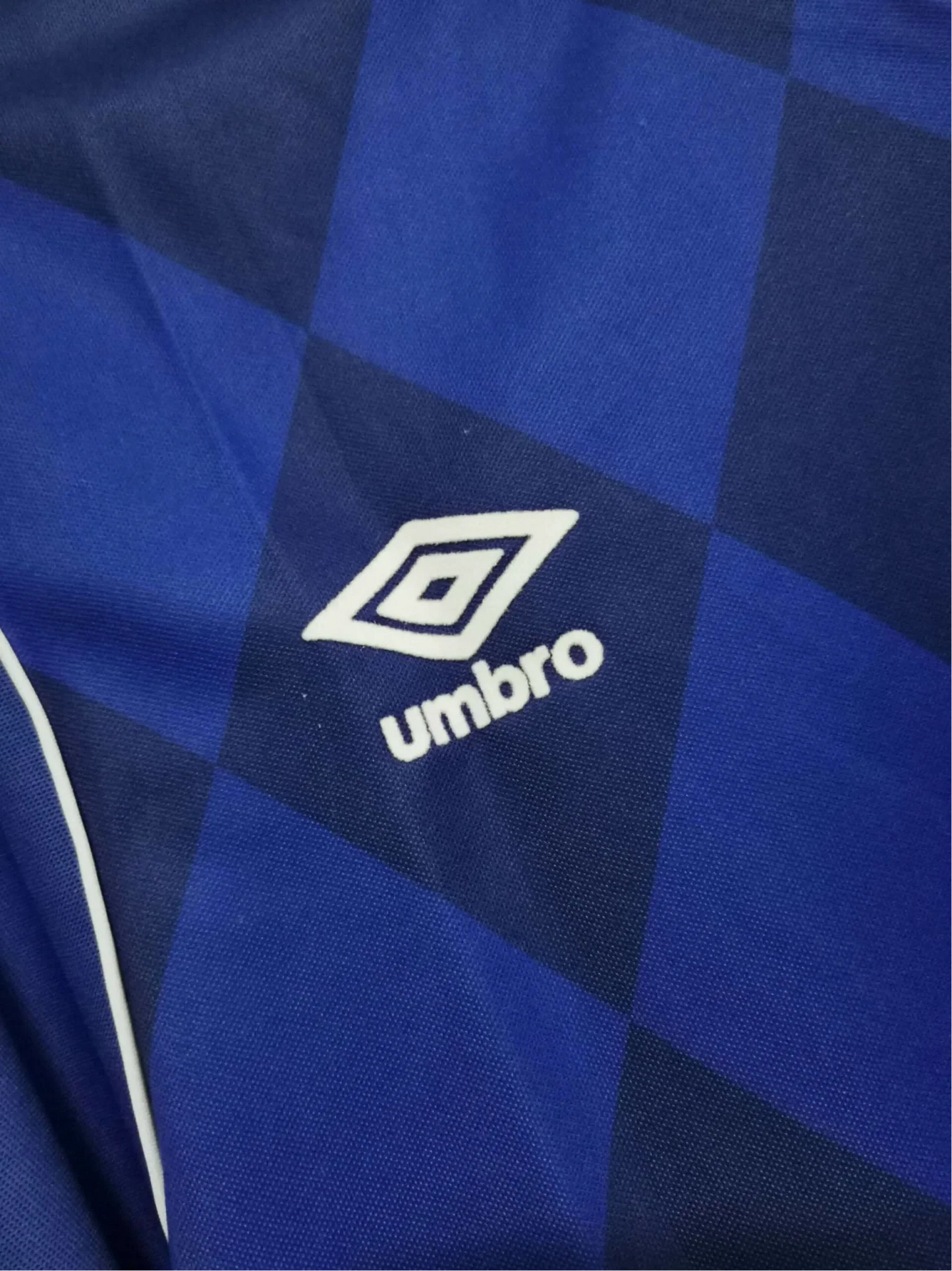 https://cdn.shopify.com/s/files/1/0826/7228/8075/files/19941995-everton-nec-home-retro-kit-fa-cup-final-classickits433-263303.webp?v=1741198257