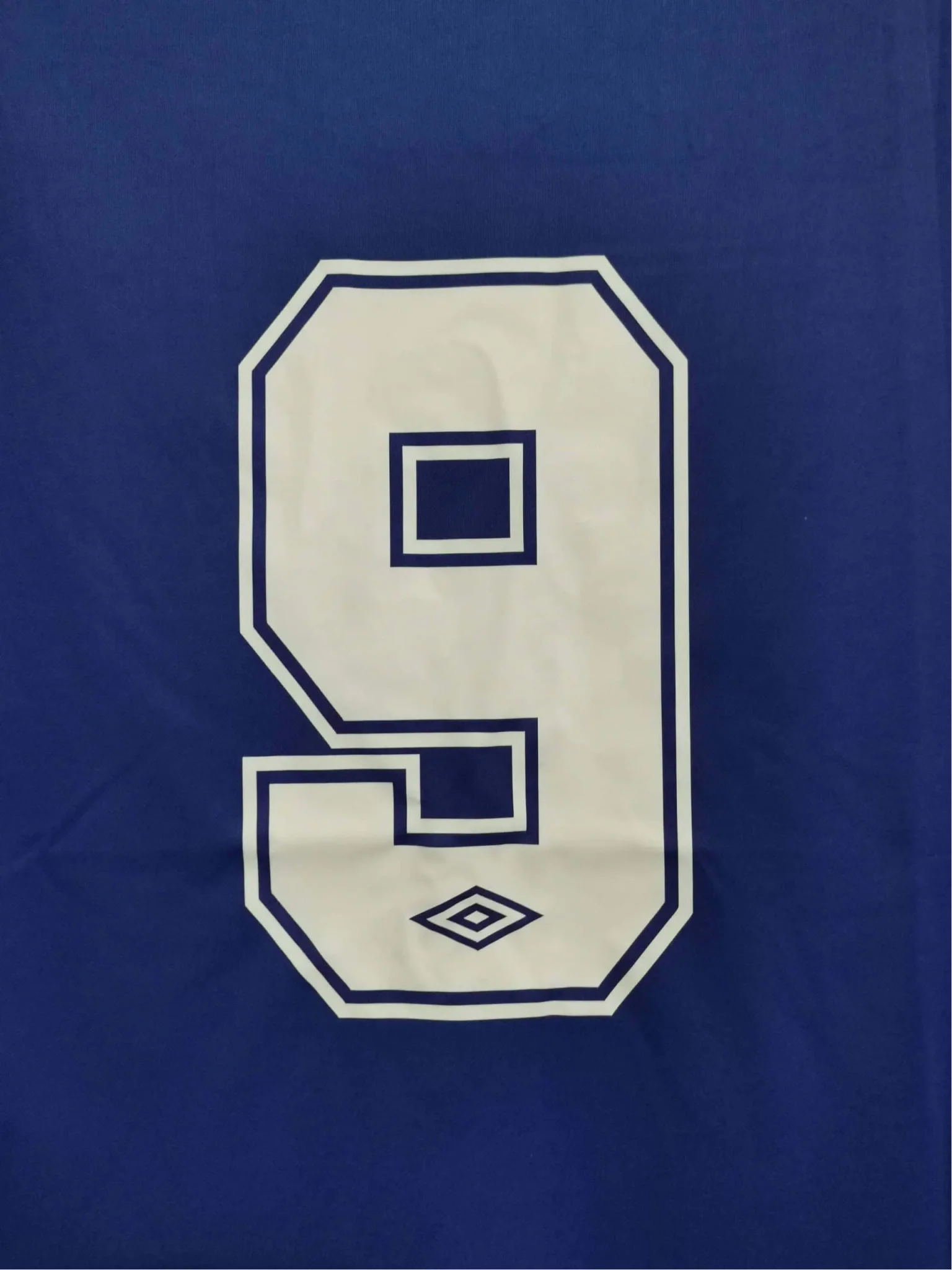 https://cdn.shopify.com/s/files/1/0826/7228/8075/files/19941995-everton-nec-home-retro-kit-fa-cup-final-classickits433-440664.webp?v=1741198255