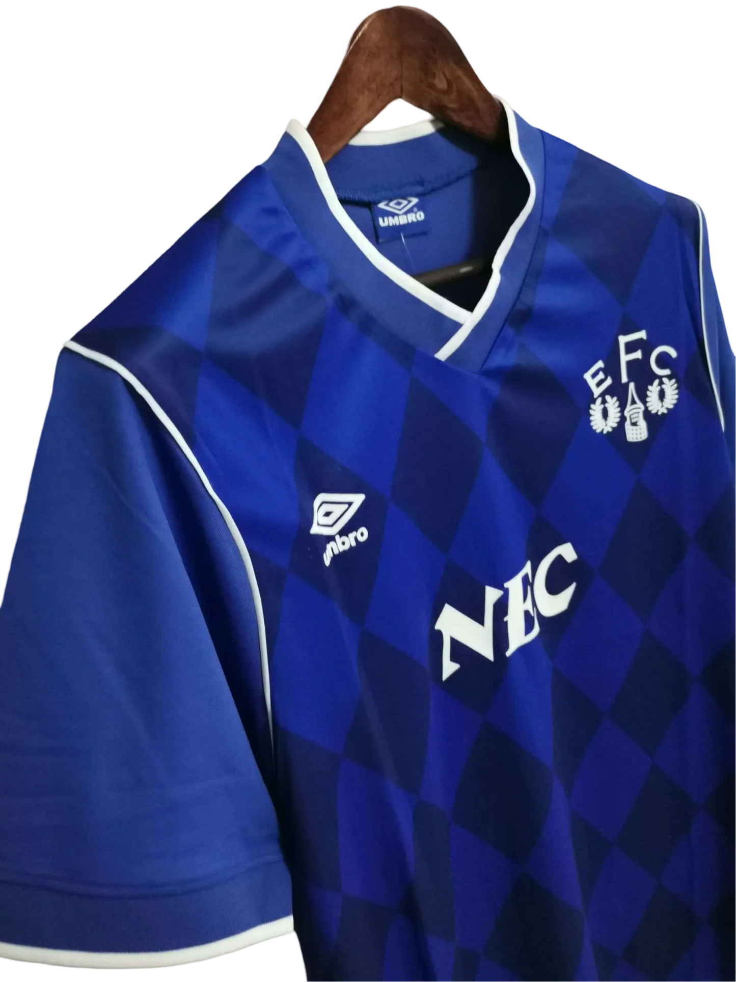https://cdn.shopify.com/s/files/1/0826/7228/8075/files/19941995-everton-nec-home-retro-kit-fa-cup-final-classickits433-466884.webp?v=1741198258