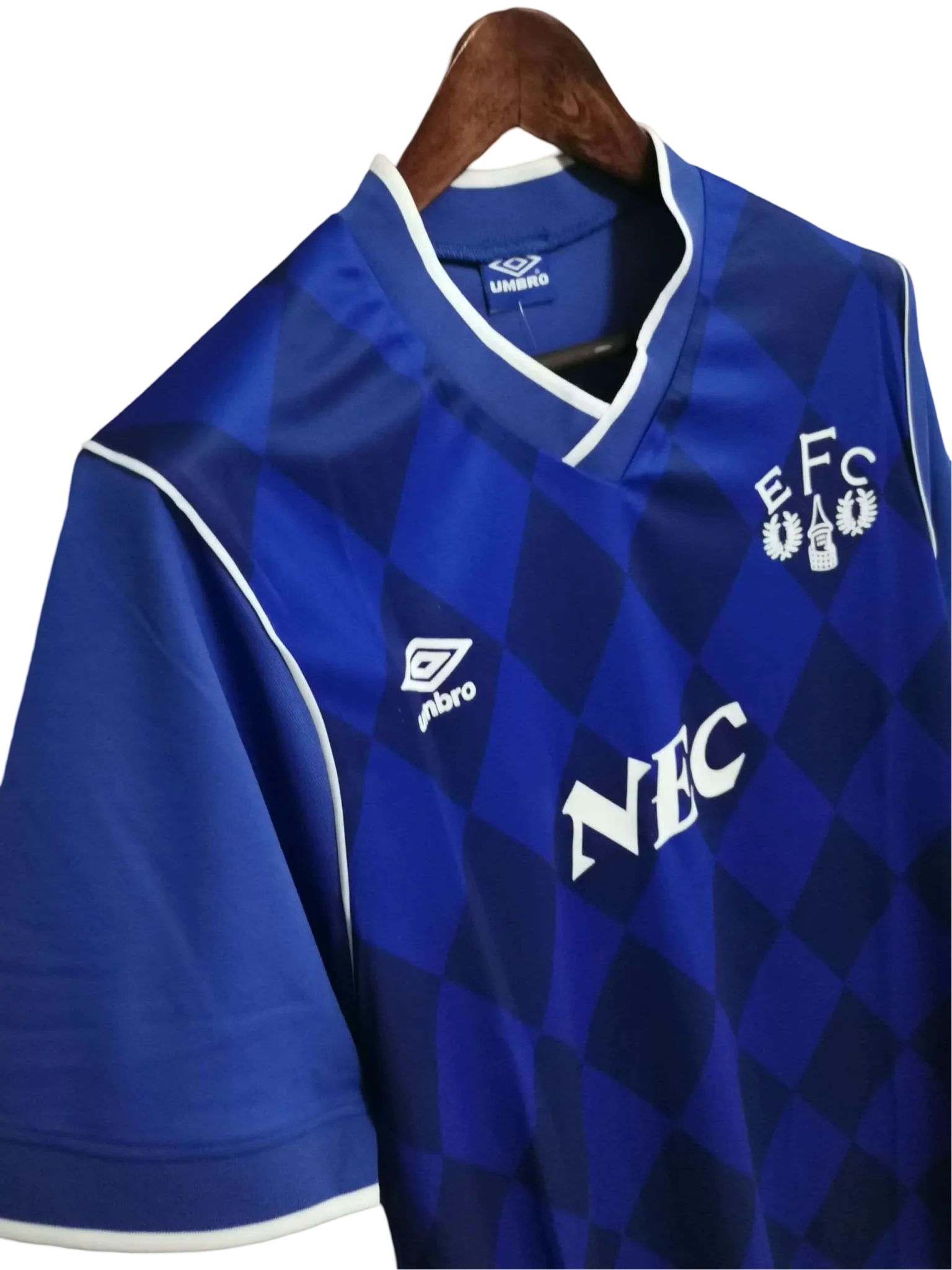 https://cdn.shopify.com/s/files/1/0826/7228/8075/files/19941995-everton-nec-home-retro-kit-fa-cup-final-classickits433-466884.webp?v=1741198258