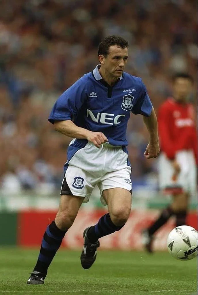 https://cdn.shopify.com/s/files/1/0826/7228/8075/files/19941995-everton-nec-home-retro-kit-fa-cup-final-classickits433-603803.webp?v=1741199259