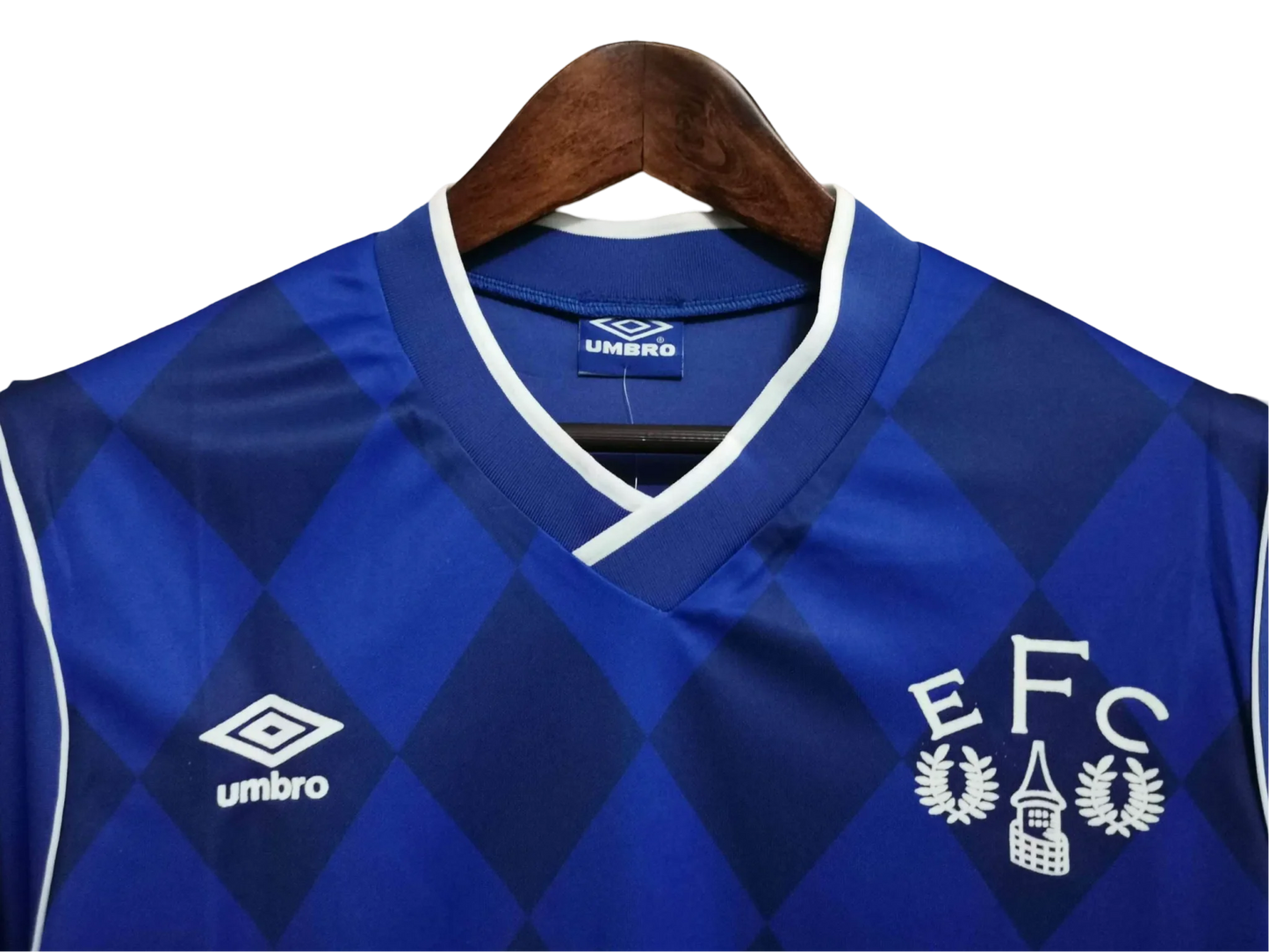 https://cdn.shopify.com/s/files/1/0826/7228/8075/files/19941995-everton-nec-home-retro-kit-fa-cup-final-classickits433-693987.webp?v=1741198257