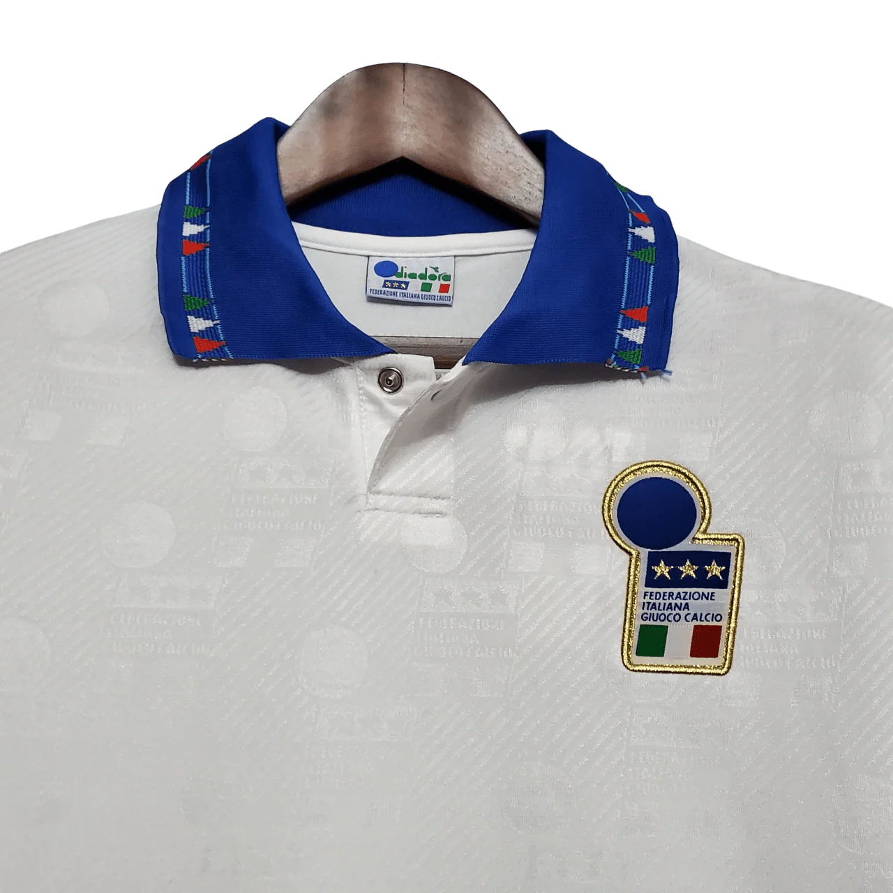 https://cdn.shopify.com/s/files/1/0826/7228/8075/files/19941995-italy-away-retro-kit-classickits433-950878.webp?v=1741198810